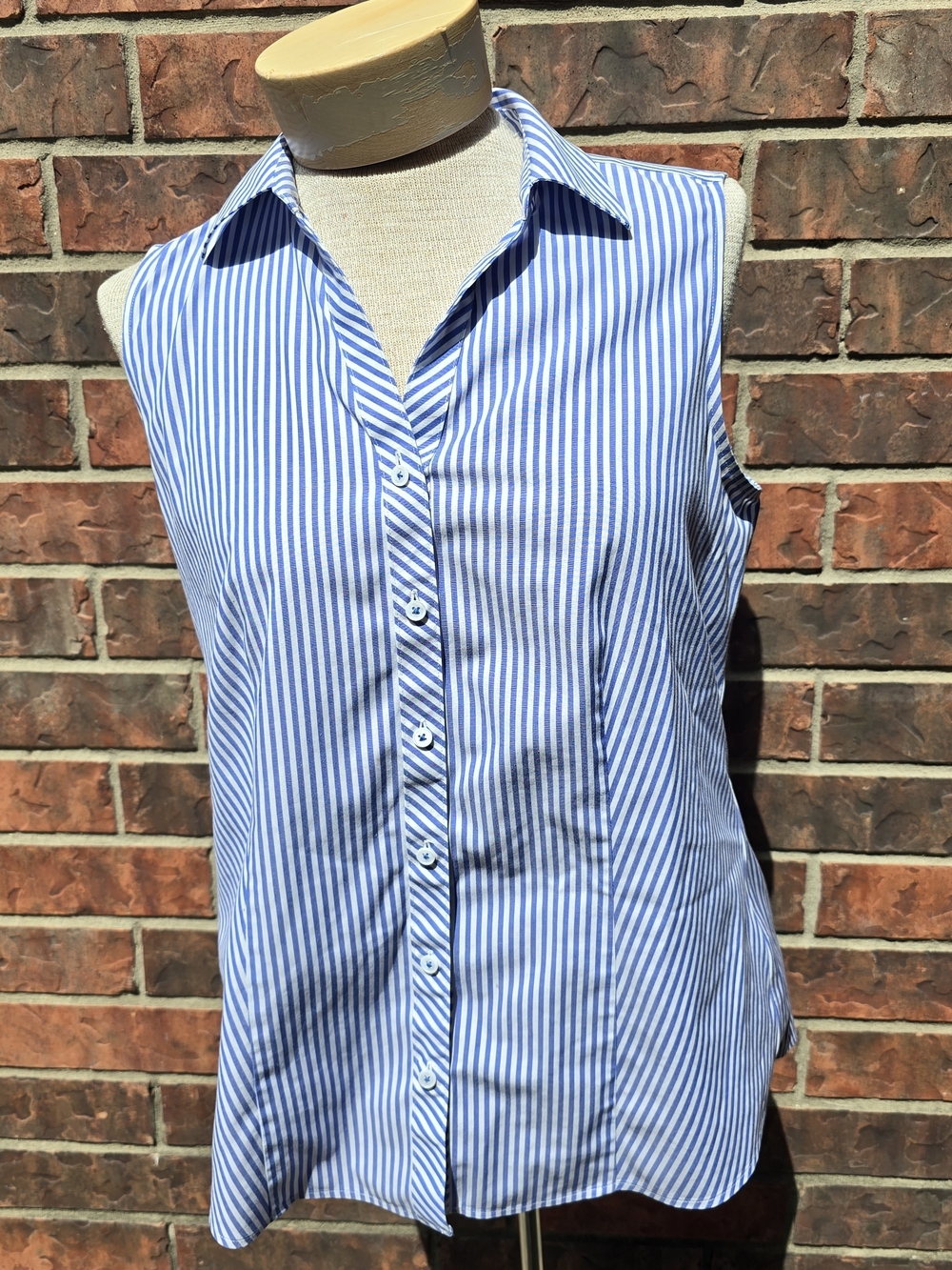 Talbots Women's Size 4 Button Down Perfect Shirt Sleeveless Top Blue White